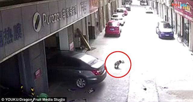 bo bat can lai xe can qua nguoi dua con dang choi truoc cua gara o to - 1