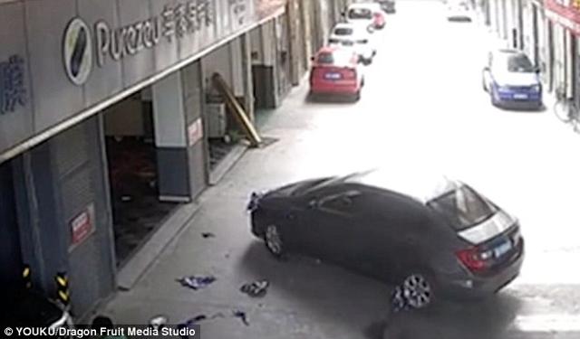 bo bat can lai xe can qua nguoi dua con dang choi truoc cua gara o to - 2