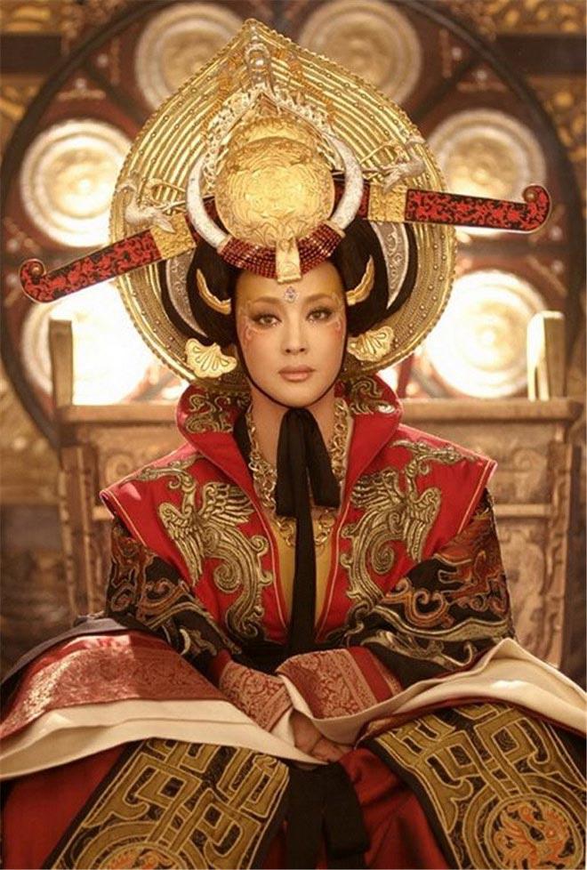 Chồng Lưu Hiểu Khánh: 30 năm nuôi mộng ôm nàng Võ Tắc Thiên, hồi sinh khi lấy vợ tuổi U80