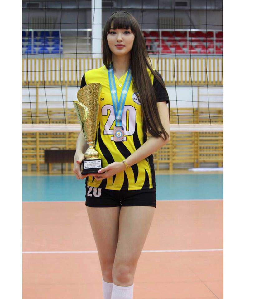 van dong vien bong chuyen bi dong doi ghet bo vi qua xinh lai con mac dep! - 2