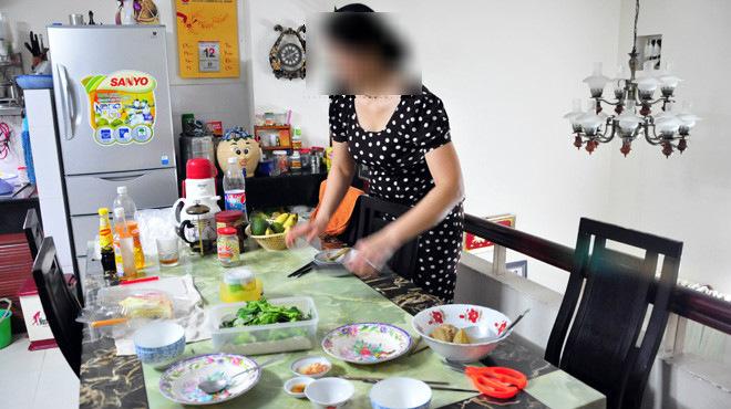 giup viec u60 co so thich quai dan, thuong xuyen rinh xem cau chu tam - 2