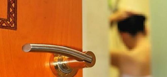 giup viec u60 co so thich quai dan, thuong xuyen rinh xem cau chu tam - 1