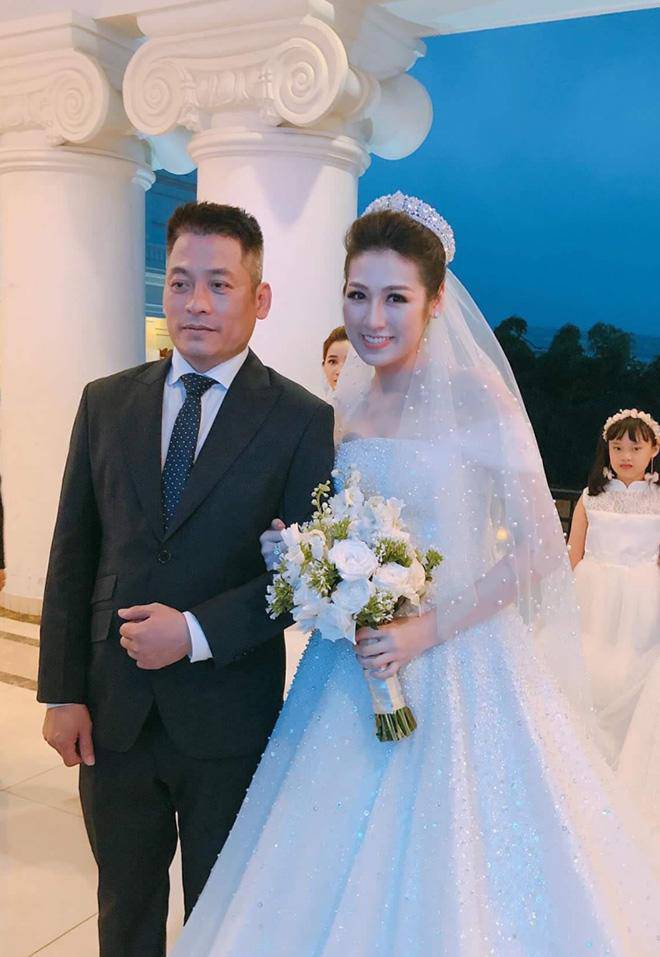 can canh chiec vay cuoi co tich dinh 20.000 vien pha le cua a hau tu anh - 2