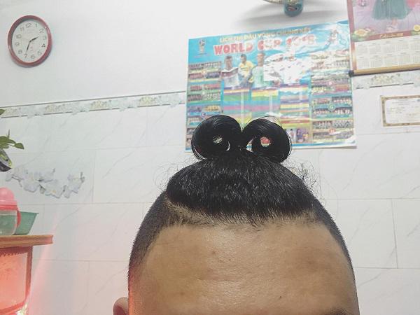 vo tre khoe tay nghe ba dao “1 phut-7 kieu toc” bien chong thanh dan truong toi chi pheo - 11