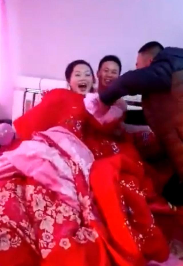 co dau bi dam khach nam lot sach do tren giuong tan hon, chu re chi biet nai ni - 1