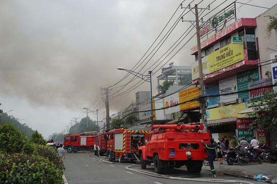 tp hcm: chay ngun ngut tai co so san xuat ghe sofa tren duong truong chinh - 1