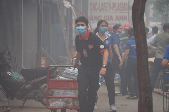 tp hcm: chay ngun ngut tai co so san xuat ghe sofa tren duong truong chinh - 3