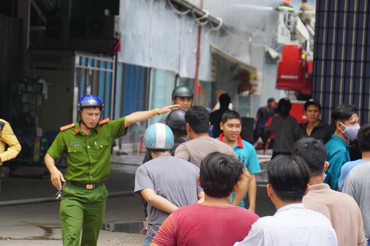 tp hcm: chay ngun ngut tai co so san xuat ghe sofa tren duong truong chinh - 4