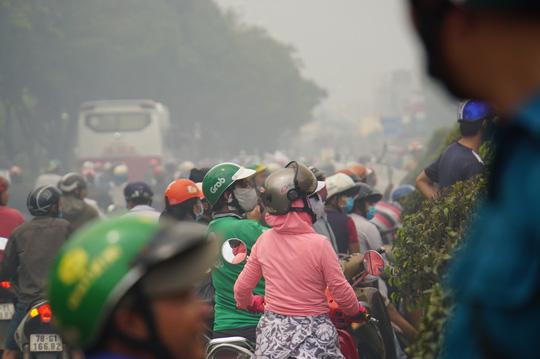 tp hcm: chay ngun ngut tai co so san xuat ghe sofa tren duong truong chinh - 5