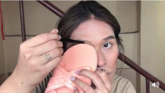 bat chap nam va ro mun, gai thai cho ra doi clip trang diem bang... dep lao day sang tao - 5