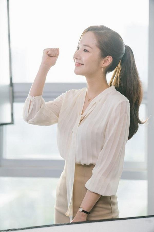 co nang cong so nao nhu thu ki kim, quanh nam toc duoi ngua ma "cua do" pho chu tich! - 4