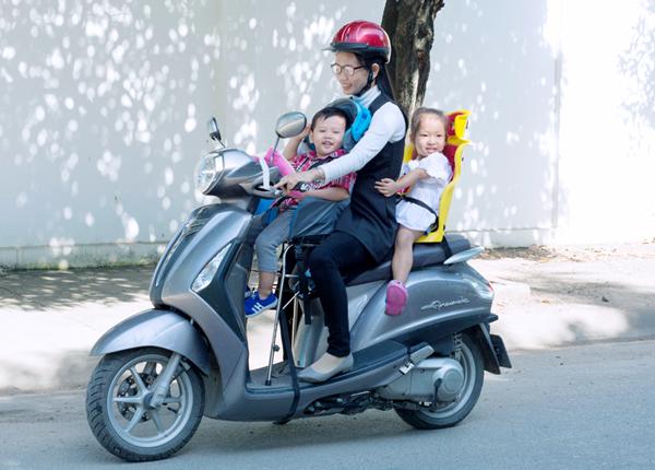 Bảo vệ trẻ khi chở xe máy: Hãy bảo vệ con em mình tốt nhất với những cách chơi an toàn khi đi xe máy! Hãy xem các hình ảnh liên quan để tìm hiểu thêm về cách chở trẻ an toàn và thoải mái trên chiếc xe của bạn.