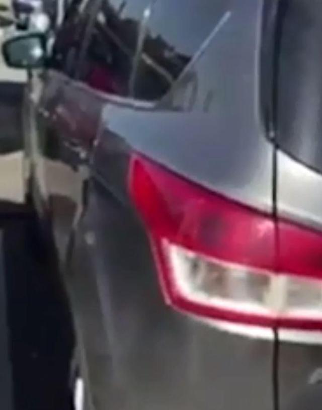 nghe tieng la het trong oto giua troi nang nong, nguoi dan ong khong ngo cuu mang mot dua tre - 1