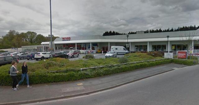 nghe tieng la het trong oto giua troi nang nong, nguoi dan ong khong ngo cuu mang mot dua tre - 2