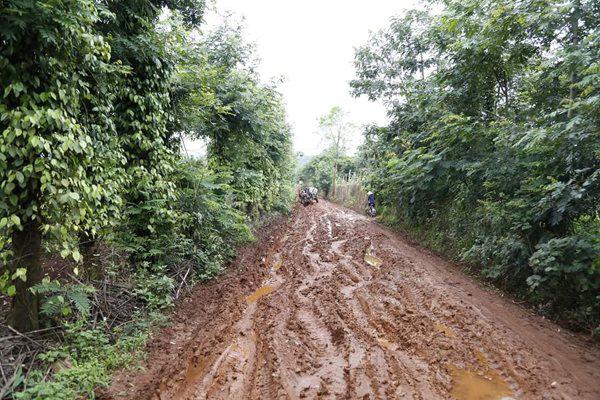 di xe hoi den ruoc dau nhung duong qua tron truot, chu re dak lak da lam viec bat ngo - 3