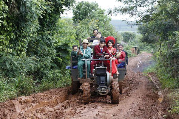 di xe hoi den ruoc dau nhung duong qua tron truot, chu re dak lak da lam viec bat ngo - 5