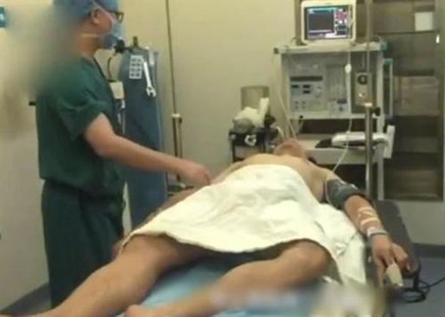 danh rang chua kip tra loi vo, nguoi chong gap cai ket kinh hoang trong nha tam - 1