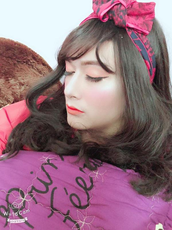 trang diem cho vui, co gai chet dieng truoc dung mao xinh dep cua... ban trai khi "hoa nu" - 2