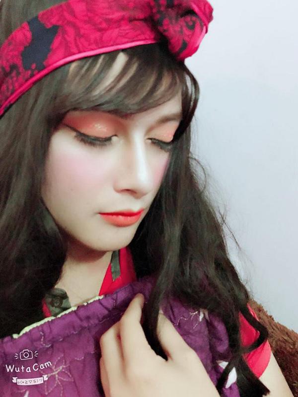 trang diem cho vui, co gai chet dieng truoc dung mao xinh dep cua... ban trai khi "hoa nu" - 4