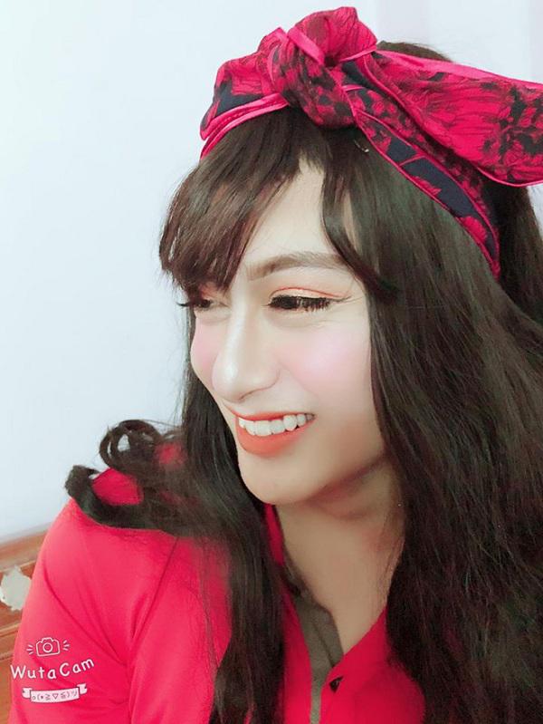 trang diem cho vui, co gai chet dieng truoc dung mao xinh dep cua... ban trai khi "hoa nu" - 3