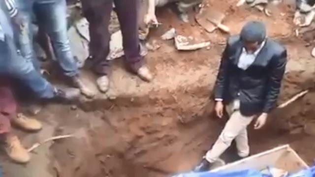 "nha tien tri" doi dao mo nguoi chet de lam song lai, cuoi cung nhan cai ket dang - 1