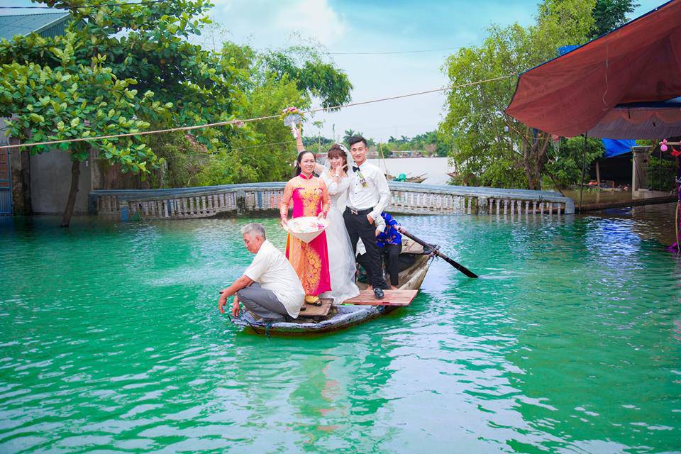 mua lu, duong bien thanh song, chu re nam dinh phai cheo thuyen de don dau - 1