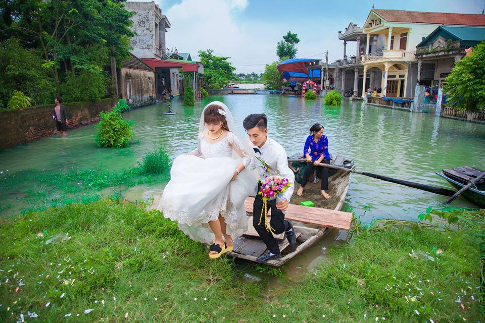 mua lu, duong bien thanh song, chu re nam dinh phai cheo thuyen de don dau - 3