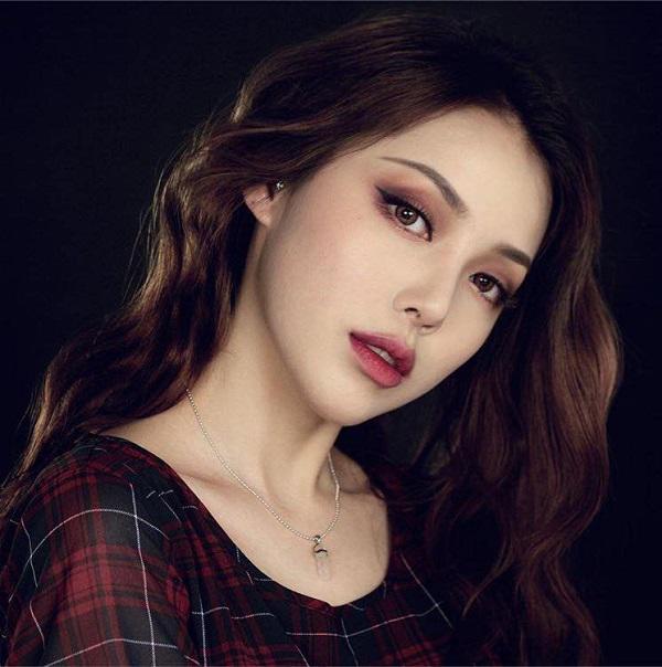 co phai 90% ong chong viet deu thich vo trang diem theo kieu nay? - 4