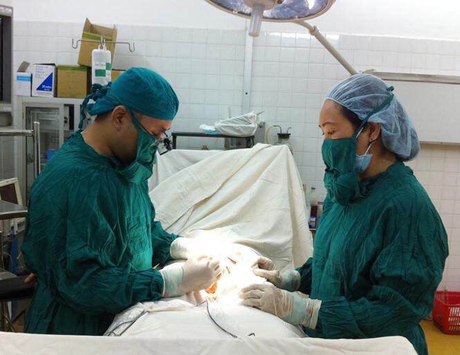 tim cam giac la, nam thanh nien deo nhan vao "cua quy" roi tai mat "cau cuu" bac si - 1