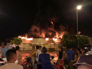 Cháy lớn tại chợ Gạo Hưng Yên, ngọn lửa bốc lên dữ dội