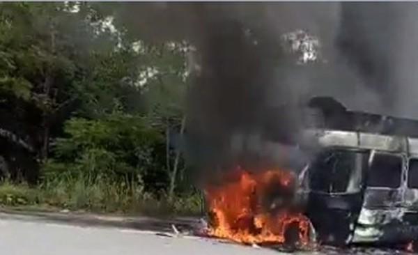 xe tang bat ngo boc chay du doi, nguoi than voi vang om hai cot bo chay - 1