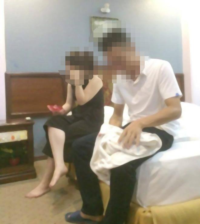 mot canh sat giao thong bi bat qua tang trong nha nghi voi co giao da co chong - 1