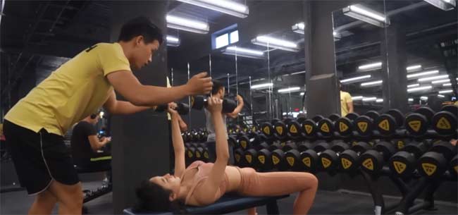 hot girl tram anh world cup phan ung khi bi nghi sua nguc - 4