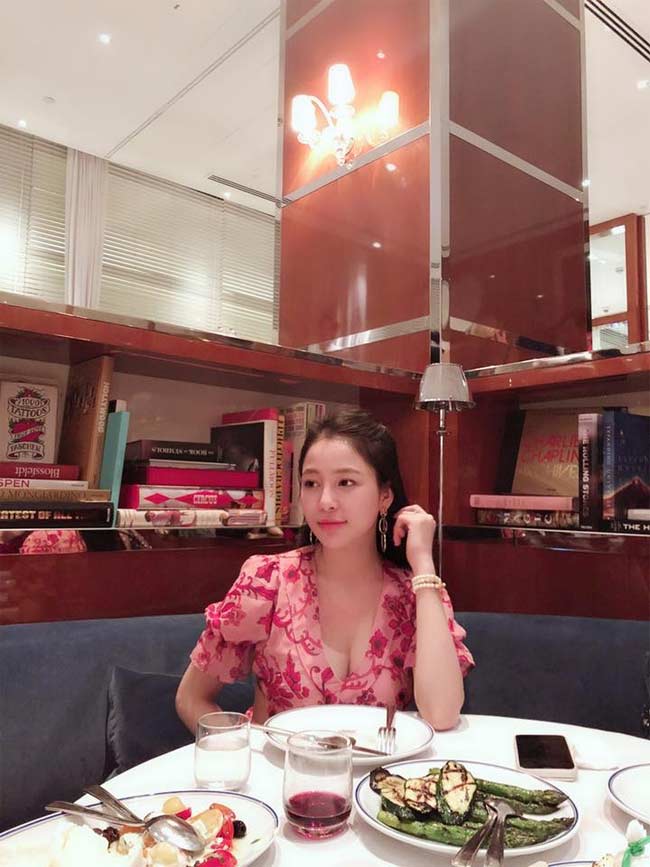 hot girl tram anh world cup phan ung khi bi nghi sua nguc - 12