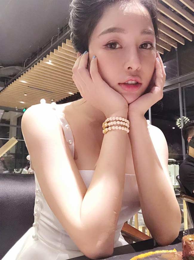 hot girl tram anh world cup phan ung khi bi nghi sua nguc - 15