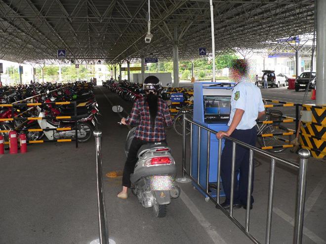 bao ve thot tim thay "bong trang" trong thang may roi nga ngua khi biet su that - 1