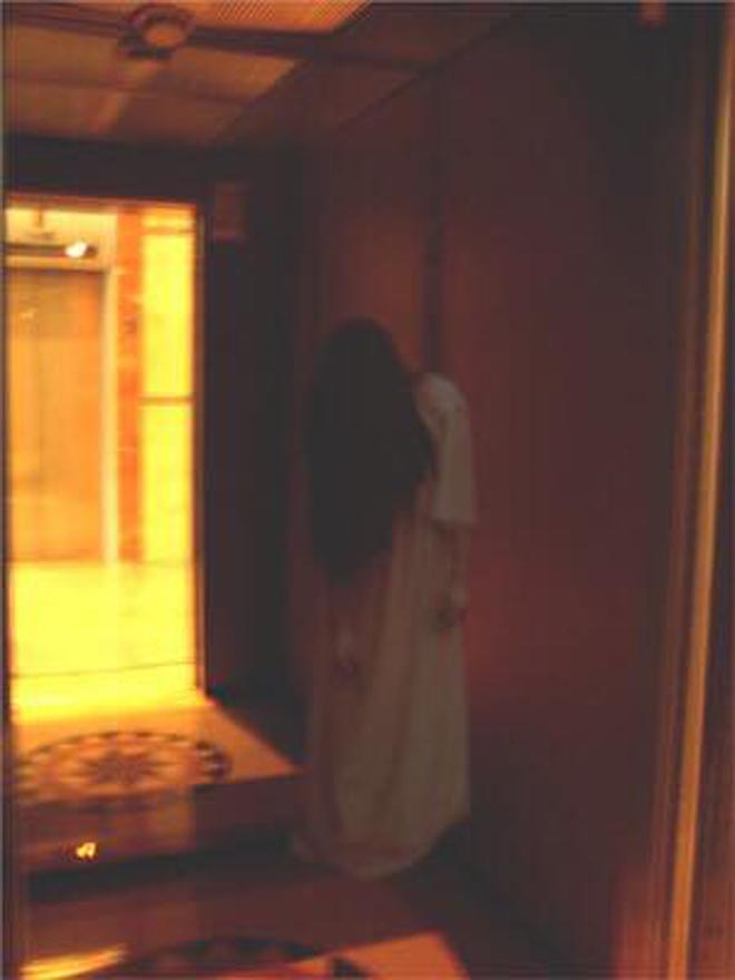 bao ve thot tim thay "bong trang" trong thang may roi nga ngua khi biet su that - 2