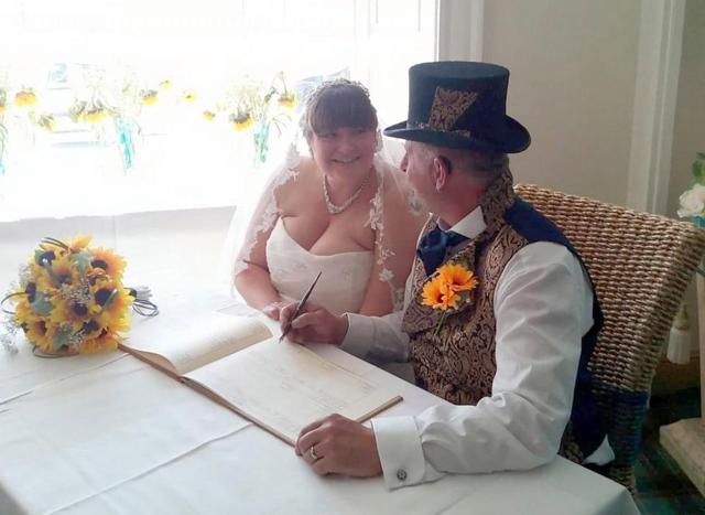 dang dam cuoi thi nguoi la xong vao tuyen bo da ngu voi co dau, can bam tay chu re - 1