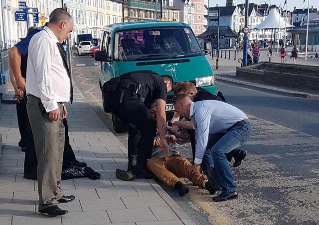 dang dam cuoi thi nguoi la xong vao tuyen bo da ngu voi co dau, can bam tay chu re - 4