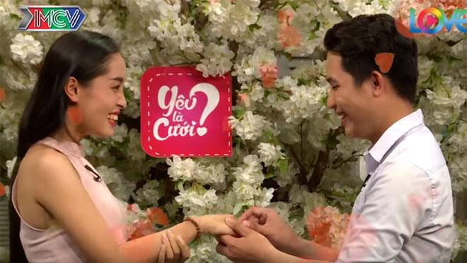 e den gan 30 tuoi, nu mc van cuoi duoc “soai ca” kem 6 tuoi - 5