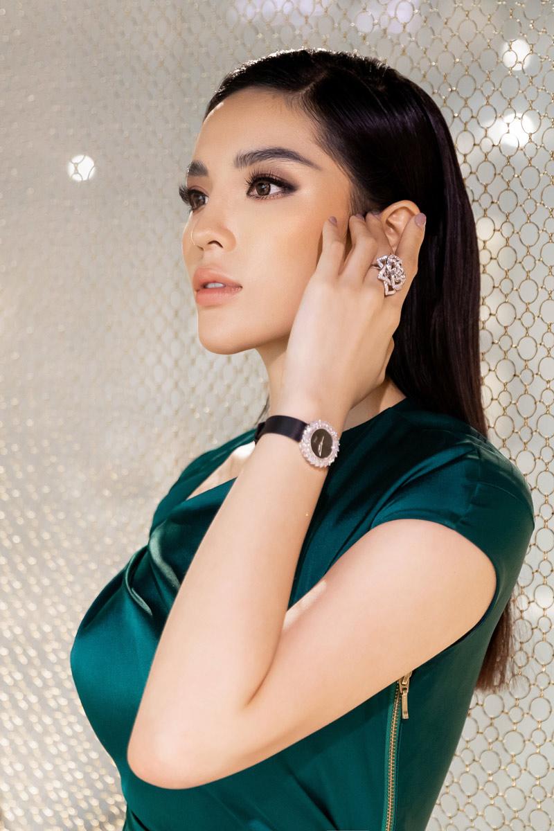 hoa hau ky duyen lai gay xon xao khi "dap kim cuong len nguoi" - 1