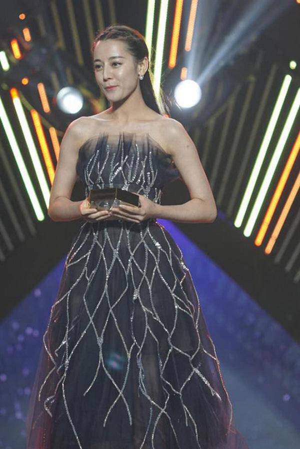 loat sao hoa ngu bi fan "boc phot" dim hang, tham hai nhat la lam tam nhu - 5