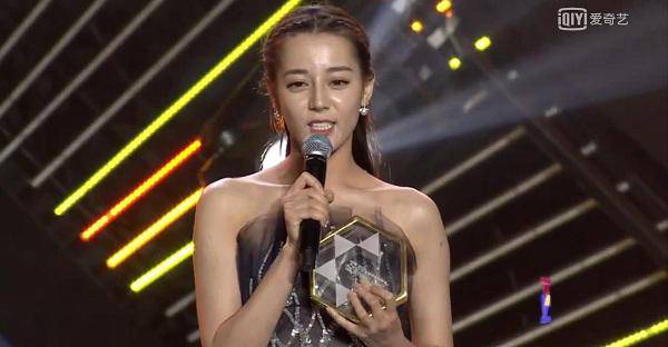 loat sao hoa ngu bi fan "boc phot" dim hang, tham hai nhat la lam tam nhu - 6