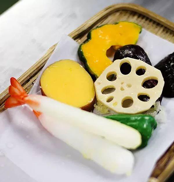 ngoi lang xep day do an nhung chang co mui huong, toi gan ai nay moi nga ngua - 16