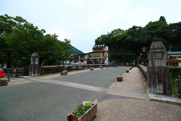 ngoi lang xep day do an nhung chang co mui huong, toi gan ai nay moi nga ngua - 1