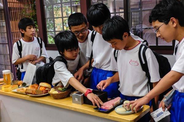 ngoi lang xep day do an nhung chang co mui huong, toi gan ai nay moi nga ngua - 5