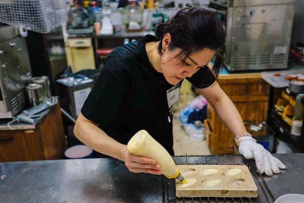 ngoi lang xep day do an nhung chang co mui huong, toi gan ai nay moi nga ngua - 4