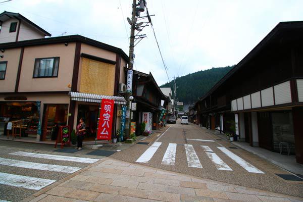 ngoi lang xep day do an nhung chang co mui huong, toi gan ai nay moi nga ngua - 2