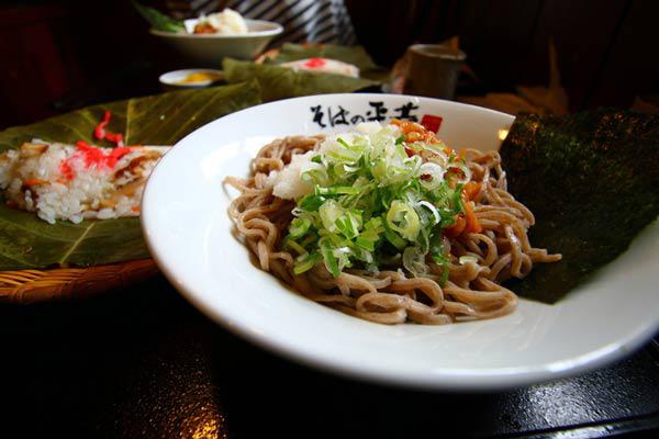 ngoi lang xep day do an nhung chang co mui huong, toi gan ai nay moi nga ngua - 13