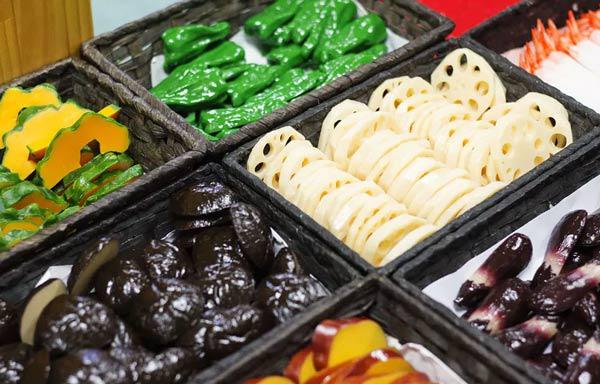 ngoi lang xep day do an nhung chang co mui huong, toi gan ai nay moi nga ngua - 10